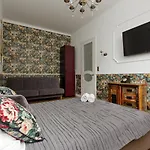 On The Square By Renters Apartman Varsó