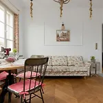 On The Square By Renters Apartman *